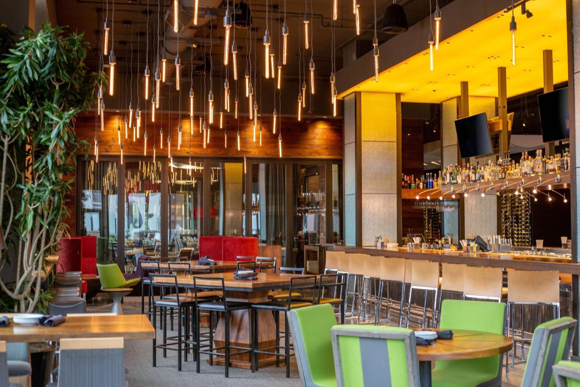 Hilton Garden Inn Louisville Downtown Экстерьер фото